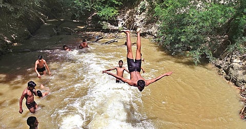 Youngsters cool themselves in a pond as Delhi reels under heatwave (Photo | Parveen Negi/EPS)