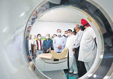 Satyendar Jain inaugurating new facilities at Janakpuri hospital (Photo | Twitter)