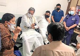 Congress leaders Siddaramaiah and  DK Shivakumar at Yenepoya Hospital in Mangaluru on Thursday