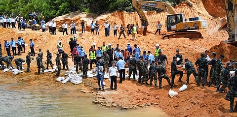 Rescuers work to build an embankment at the site of a flooded tunnel in Zhuhai in southern China's Guangdong Province, Thursday, July 15, 2021. (File photo | AP)