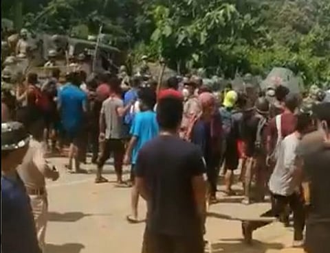Civilians from Mizoram fight the cops with sticks at the state border (Photo | EPS/@himantabiswa)