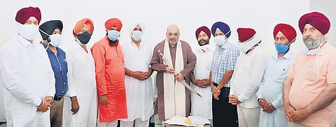 A delegation from All Sikh Gurdwara Management Committee (Kashmir) meets Home Minister Amit Shah in New Delhi on Sunday | pti