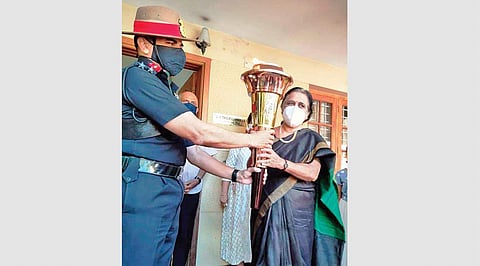 Brigadier Kartik Seshadri, Station Commander, Pangode military station, hands over the Victory Flame to Geetha Gopakumar, wife of the late Capt.Gopakumar, VrC in his house at Observatory Lane, Museum.
