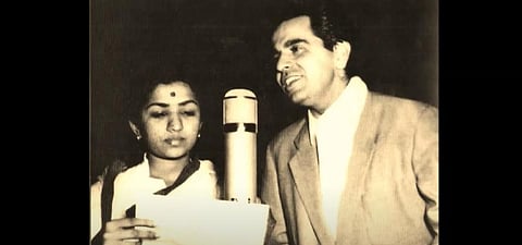 Late actor Dilip Kumar recording the song 'Lagi Nahi Chute' with veteran singer Lata Mangseshkar (Photo | YouTube screengrab)