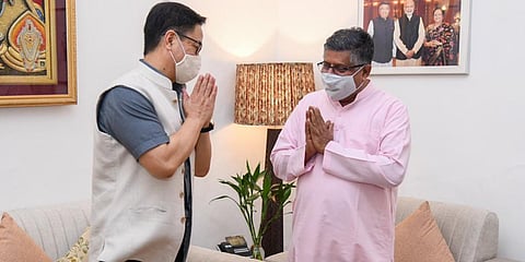 New Union Law minister Kiren Rijiju (L) meets his predecessor Ravi Shankar Prasad. (Photo| Twitter/ @KirenRijiju)