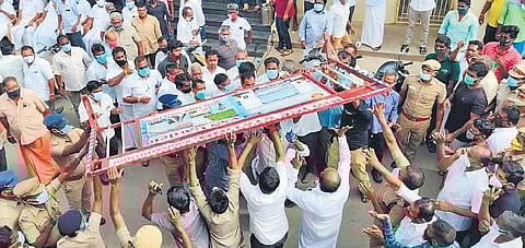 AIADMK cadre move a barricade in Coimbatore | U Rakesh Kumar