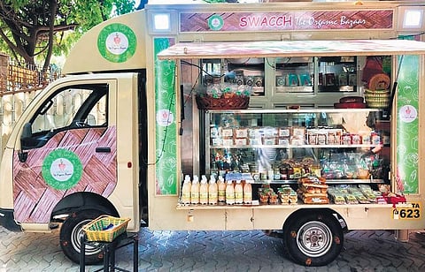Mini-organic store on wheels