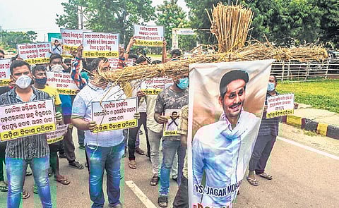 Activists of Odisha Vikash Parishad staging protest with an effigy of Andhra Pradesh CM YS Jagan Mohan Reddy over Kotia dispute in Bhubaneswar. (Photo| EPS)
