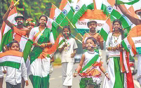 Members of ‘Vande Mataram’ street theatre group performing a play ‘Meri Jaan Hindustan’ on the eve of Independence Day at Mahatma Gandhi Marg in Bhubaneswar on Saturday. (Photo | Biswanath Swain)