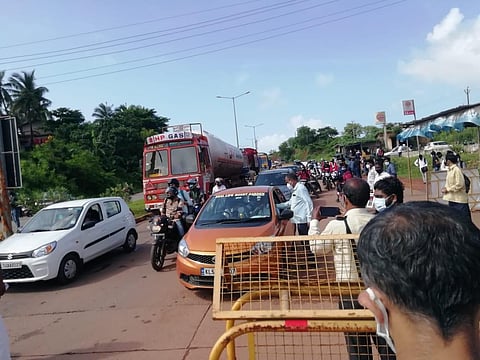 Vehicles piled up on Karnataka-Kerala border after Karnataka started tightening curbs on Monday. (Photo | Express)