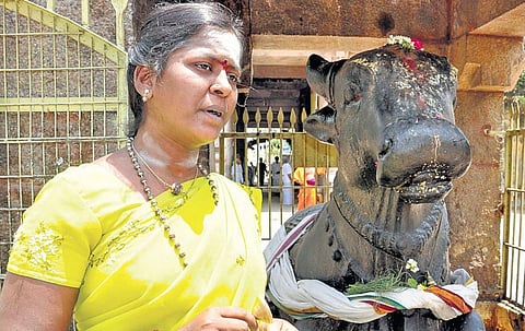 S Angayarkanni reciting a hymn at the Panchavaraswamy temple while she was serving as Odhuvar in 2010 |  MK Ashok Kumar