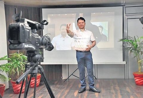 Kanwal Tanuj records a video to be shared on social media platforms and (picture below) receives recognition for his efforts from Bihar Chief Minister Nitish Kumar