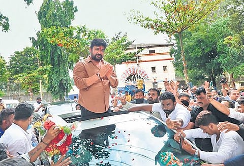 Former minister Vinay Kulkarni, who was arrested by the CBI in connection with the murder of ZP member Yogeesh Gouda, receives a rousing welcome from his supporters after his release from Hindalga Jai