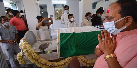 Rajveer Singh while paying his last respects to his father and former Governor Kalyan Singh, in Lucknow. (Photo| PTI)