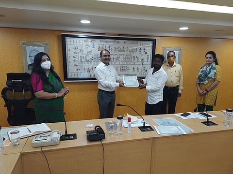 Bengaluru DRM Shyam Singh felicitates keyman Kawadi Manjappa.