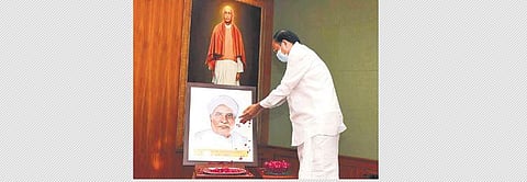 M Venkaiah Naidu pays floral tributes to Gidugu Venkata Ramamurthy.