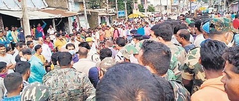 Farmers block Umerkote-Jeypore highway over fertiliser shortage on Tuesday  | Express
