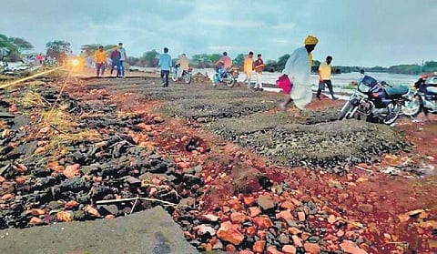 Yadawad-Mudhol road has been completely damaged due to floods | Express