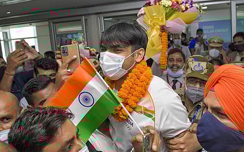 Olympic gold medalist Neeraj Chopra being welcomed on his arrival at IGI Airport, after the end of the Tokyo Summer Olympics 2020, in New Delhi. (Photo | PTI)
