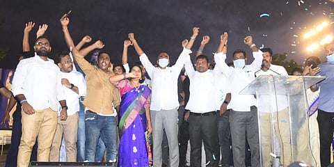 Ex-IPS officer RS Praveen Kumar joined in BSP in the presence of BSP national coordinator Ramji Gautham at a public meeting in Nalgonda. (Photo| EPS)