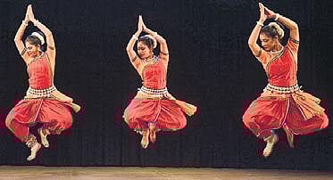 Srjan dancers perform at the concluding evening of the 27th OMC Guru Kelucharan Mohapatra Award Festival on Thursday, Sept 9, 2021. (Photo | Express)