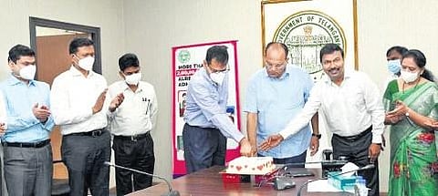 CS Somesh Kumar and DPH Dr G Srinivasa Rao cut a cake to celebrate the landmark.
