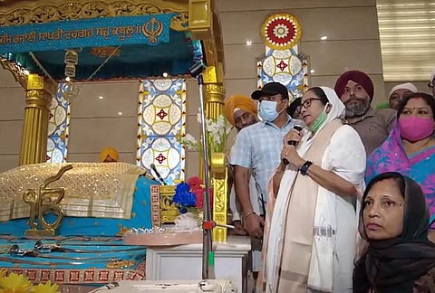 Mamata visiting a Gurudwara in Bhowanipore on Wednesday. (Photo | Twitter)