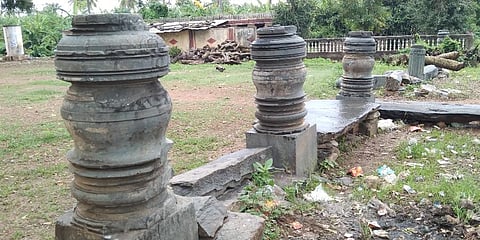 Monuments in dilapidated state at the premises of Veerabhadreshwara temple in Karadagi of Haveri district (Photo | D Hemanth/EPS)