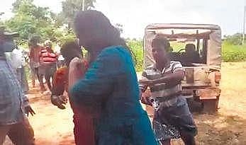 Podu farmers pour fuel on Azamnagar Forest Range Officer Divya and her team