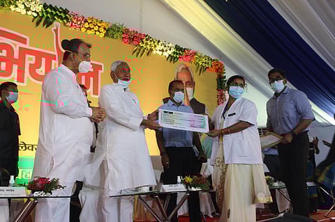 CM Nitish Kumar on Friday felicitated a woman health worker who was recently awarded with a national award (Photo | Special Arrangement)