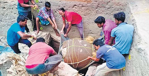 The large storage jar found at Korkai archeological site | Express