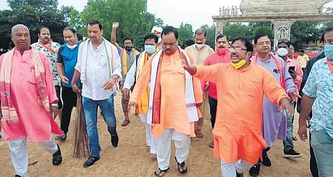 Union Minister of State for Water Resources and Tribal Welfare Bisweswar Tudu along with BJP workers inspecting Mahanadi river bed in Cuttack. (Photo| EPS)