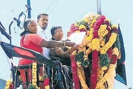 A group of activists, headed by advocate Hariraghavan, submitting petition to Thanthai Periyar statue | Express