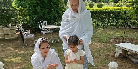 Soha Ali Khan praying at the grave of her late father Mansoor Ali Khan Pataudi. (Photo | Instagram)