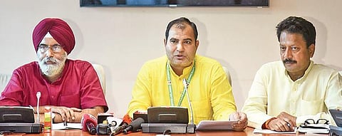 (From left) Mayors Raja Iqbal Singh of North MCD, Mukesh Suryan of South MCD and Shyam Sundar Agrawal of East MCD at the press meet. (Photo | Parveen Negi/EPS)