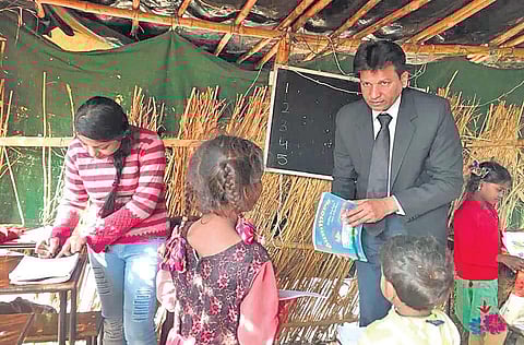 Hari Om Jindal teaches his students.