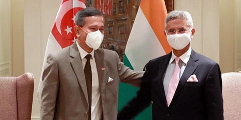External Affairs Minister S Jaishankar (R) meets his Singaporean counterpart Vivian Balakrishnan. (Photo| Twitter)