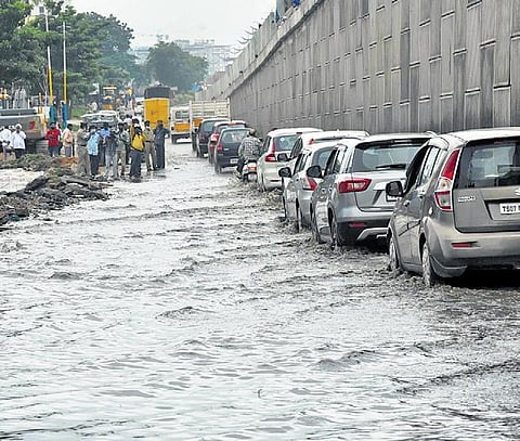 Traffic crawls due to the overflowing Appa Cheruvu. (Photo | RVK Rao, S Senbagapandiyan)