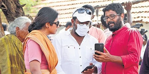 Director Arisil Moorthy and actress Ramya Pandian on the sets of 'RaRa'.