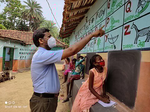 Sapan Kumar, the principal of ‘Utkramit Madhya Vidyalalya’ at Dumarthar village in Dumka, teaching students. (Photo | Twitter)