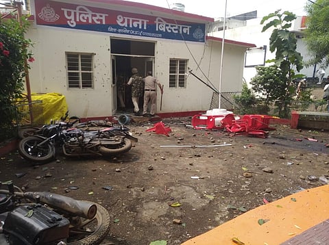 A mob of residents rom Kherkundi village attacked Bistan police station in anger over death of tribal man