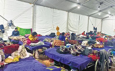 People gather in the night shelters. (Photo | Parveen Negi, Express)