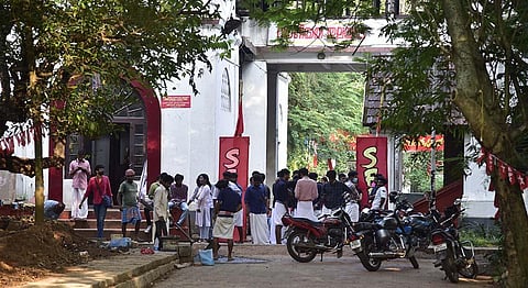 Tension prevailed on Maharaja’s College campus after violence erupted between KSU and SFI workers on Monday | Albin Mathew