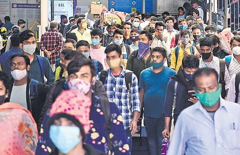 Passengers crowd KSR Railway Station in Bengaluru on Tuesday even as Karnataka has been witnessing a sharp spike in Covid-positive cases | SHRIRAM BN