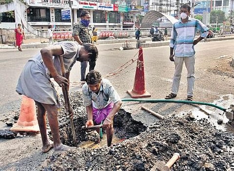 KWA rectifying pipe leak by digging up a tarred road near High Court junction. Pipe burst is one of the main reasons for water shortage in Kochi