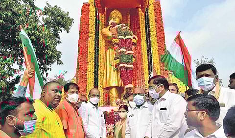 BJP MP Bandi Sanjay garlands Swami Vivekananda’s statue on the latter's 159th birth anniversary in Hyderabad on Wednesday, Jan 12, 2022. (Photo | EPS, RVK Rao)