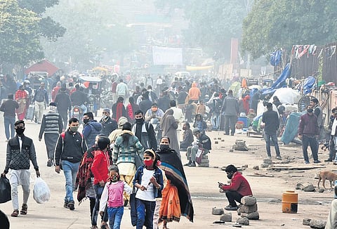 Despite regulations, crowds throng Meena Bazaar. (Photo| Parveen Negi, EPS)