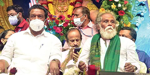 Alleppey Ranganath (R) after receiving the Kerala government's Harivarasanam award at Sabarimala Sannidhanam on January 14. (Photo| EPS)