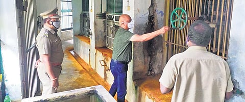 Officials inspect the rusty cage which led to the death of the leopard at Vandalur zoo in Chennai. (Photo| EPS)