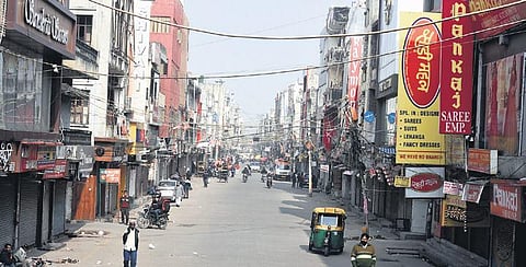 Laxmi Nagar market during the weekend curfew (Photo | Parveen Negi, EPS)